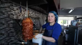 Döner Tezgahının Başında Kadın Usta