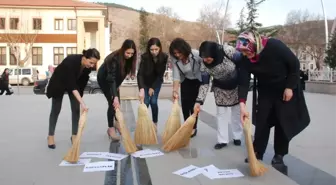 Kadınlar Ellerinde Süpürge ile Meydana Çıktı