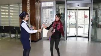 Kadınlara Karanfil Dağıtılarak Günleri Kutlandı