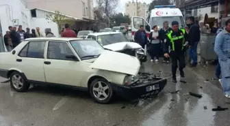 Demre'de İki Araç Kafa Kafaya Çarpıştı: 2 Yaralı