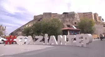 Gaziantep'te Ürettiği Terlikleri Avrupalılara Giydiriyor