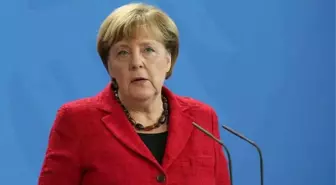 Merkel: Türk Politikacılar Almanya'da Konuşabilir