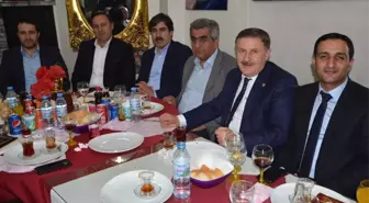 AK Parti'li Eski Başkanlar Yemekte Bir Araya Geldi