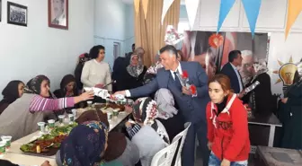 Başkan Öztürk, Kadınlara Üzerinde 'Evet' Yazılı Karanfil Dağıttı