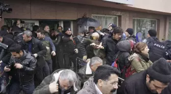 Toplu Halde İşkur Binasına Girmek İsteyen Gruba Polisten Müdahale