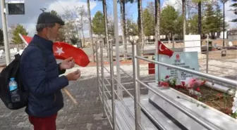 Burdur'dan Niğde'ye Yaya Olarak Gelip, Ömer Halisdemir'e Dua Etti