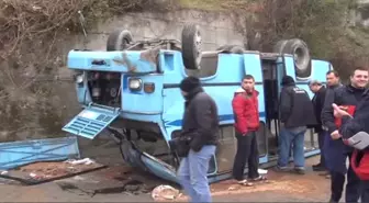 Minibüs Tepetaklak Oldu: 2 Kişi Yaralandı