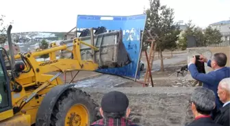 Esenyurt Belediye Başkanı Kadıoğlu'nun, Hanak'taki Tabelası Yıkıldı