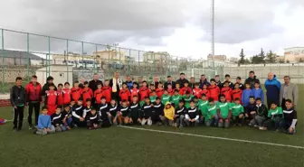 Kilis Belediyesinden U-14 Gençler Ligine Spor Malzemesi