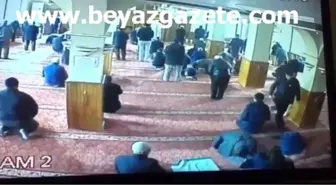 Namaz Esnasında Hırsızlık Yapan Yaşlı Adama Dayak!