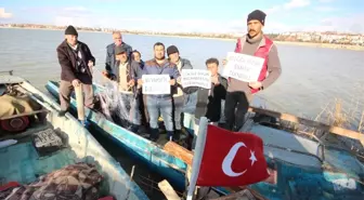 Balıkçılar Göl Üzerinde Şokla Avlanmayı Protesto Etti