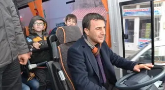 Belediye Başkanı Öğrenci Servisine Şoför Oldu