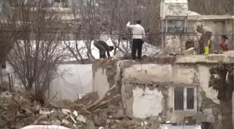 Depremde Hasar Gören Evlerin Yıkımı Sürüyor