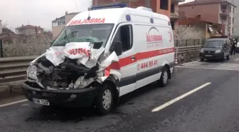 Hasta Taşıyan Ambulans Kaza Yaptı: 3 Yaralı