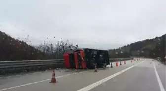 Sinop'ta Tır Devrildi, Sürücü Yaralandı