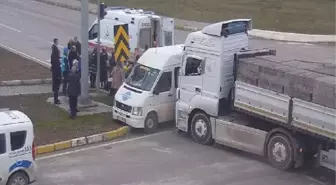 Çorum'da Öğretmenleri Taşıyan Minibüs, TIR'la Çarpıştı: 15 Yaralı