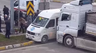 Öğretmenleri Taşıyan Servis Tırla Çarpıştı: 15 Yaralı