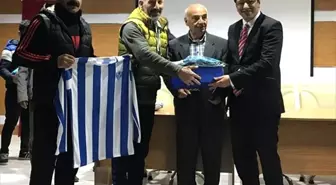 Halfeti Kaymakamı Albayrak'tan Genç Sporculara Malzeme Desteği