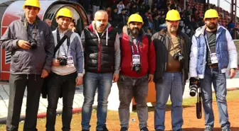 Yeşil Sahada Baretli Tepki