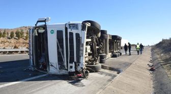 Balıkesir'de Tır Devrildi: 1 Ölü
