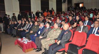 Bitlis'teki 'Çanakkale Geçilmez' Oyunu Duygulu Anlar Yaşattı