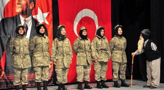 Bitlis'teki 'Çanakkale Geçilmez' Oyunu Duygulu Anlar Yaşattı