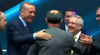 Cumhurbaşkanı Erdoğan'ın İsteğiyle Dursun Özbek'le Aziz Yıldırım Tokalaştı