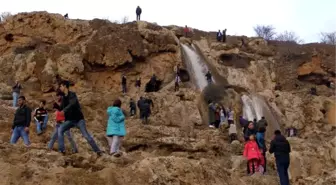 Derik'teki Gap Şelalesi İki Yıl Sonra Yeniden Akmaya Başladı