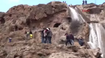 Mardin Derik'te, Baharın ve Bereketin Müjdeleyicisi Gap Şelalesi Akmaya Başladı