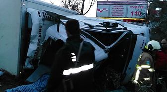 Tır Devrildi, Sürücüsü Hayatını Kaybetti