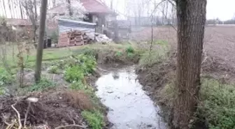 Çocuk Parkı Yanındaki Lağım Kanalı Tehlike Saçıyor