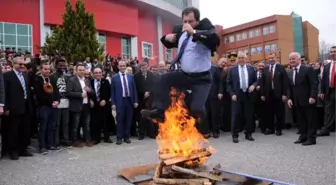 Tokat'ta Protokol Üyeleri Nevruz Ateşinden Atladı