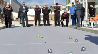 Uşak Valisi Okur Yaşlılarla Bocce Oynayıp Ok Attı