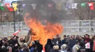 Nevruz Kutlamasında Açılan Öcalan Posterlerini HDP'li Yöneticiler İndirdi