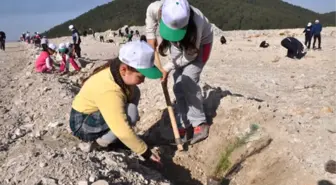 Minik Öğrenciler Şehit Askerler İçin Fidan Dikti