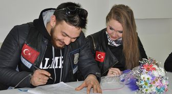 Motosikletle Geldiler, Nikah Kıydılar