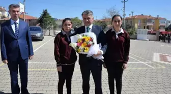 Balıkesir Valisi Ersin Yazıcı, Edremit'te Kitap Okuma Etkinliğine Katıldı