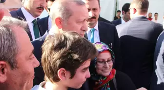 Cumhurbaşkanı Erdoğan Vatandaşlarla Fotoğraf Çektirdi