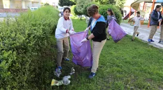 Ortaokul Öğrencileri Park Temizliğinde