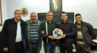 Gazeteci Dolaş'a Plaket