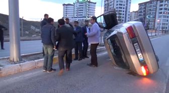 Devrilen Araçta Sıkışan Sürücüyü, Vatandaşlar Kurtardı