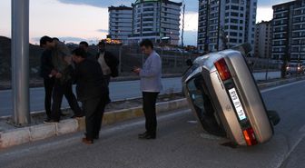 Devrilen Araçta Sıkışan Sürücüyü Vatandaşlar Kurtardı