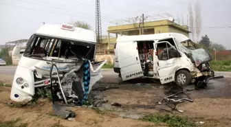 Adana'da Minibüsler Birbirine Girdi: 1 Ölü, 18 Yaralı