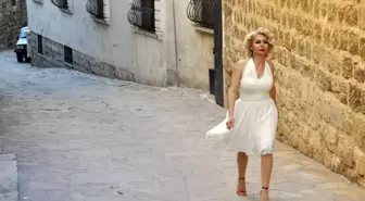 Mardin'in Marilyn'i Kolları 'Evet' İçin Sıvadı