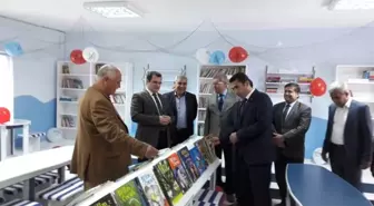 Okulun Kütüphanesi Hayırsever Vatandaştan