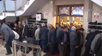 Eski Bakan, Makam Şoförünün Ardından Gözyaşı Döktü