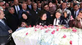 Eski Bakan, Makam Şoförünün Ardından Gözyaşı Döktü