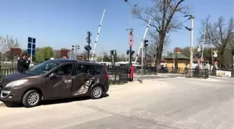 Hemzemin Geçitte Otomobile Çarptı
