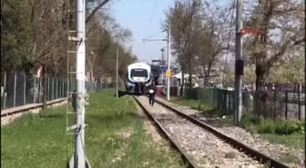 Sakarya Hemzemin Geçitte Otomobile Çarptı