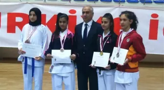 Karate'de 10 Sporcu Yarı Finallerde